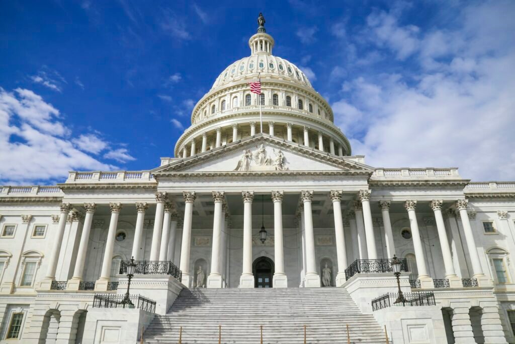 Le Capitole des États-Unis sous un ciel bleu, Washington, D.C.