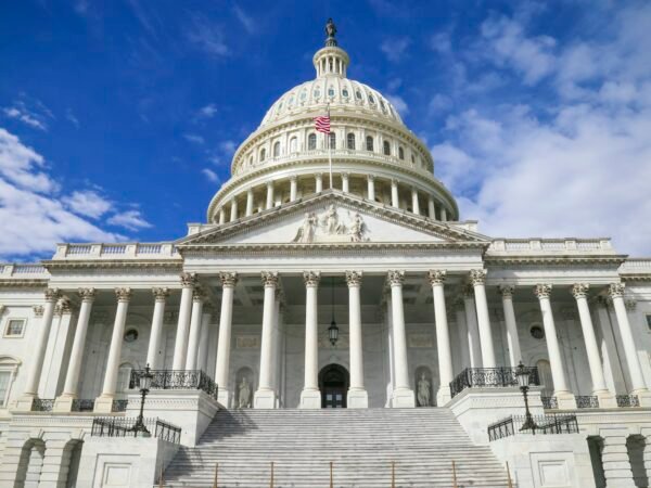 Le Capitole des États-Unis sous un ciel bleu, Washington, D.C.