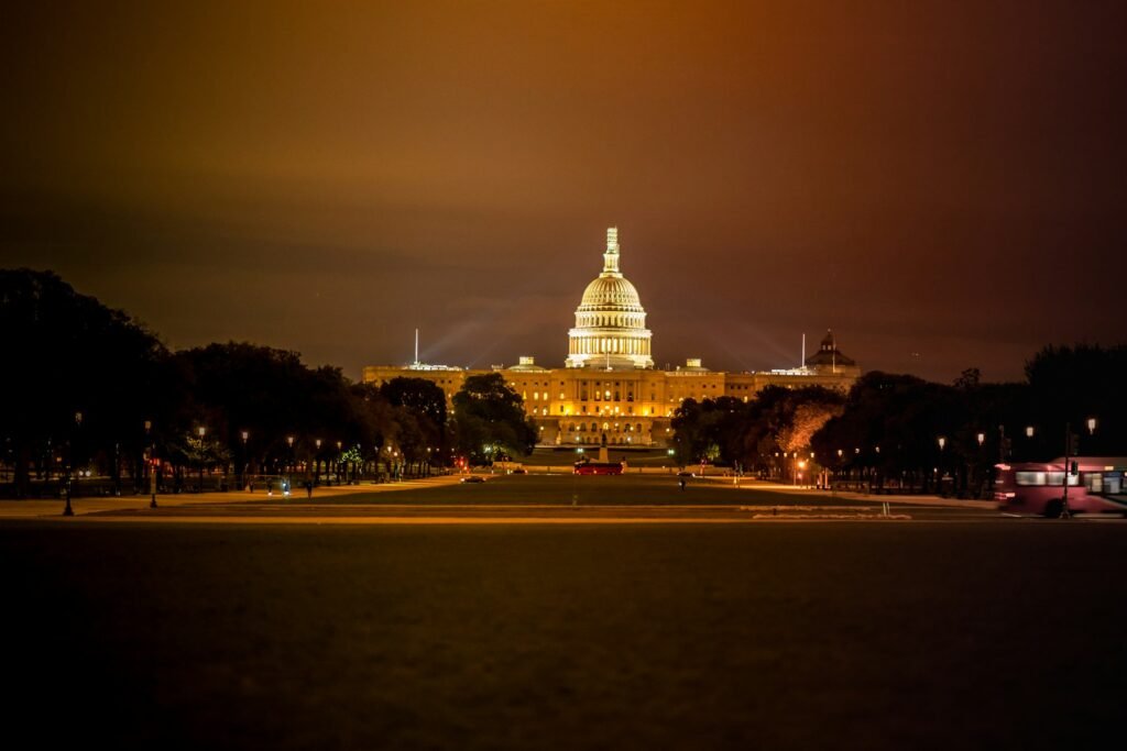 Le Capitole des États-Unis illuminé la nuit