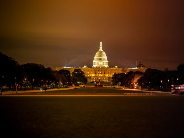 Le Capitole des États-Unis illuminé la nuit