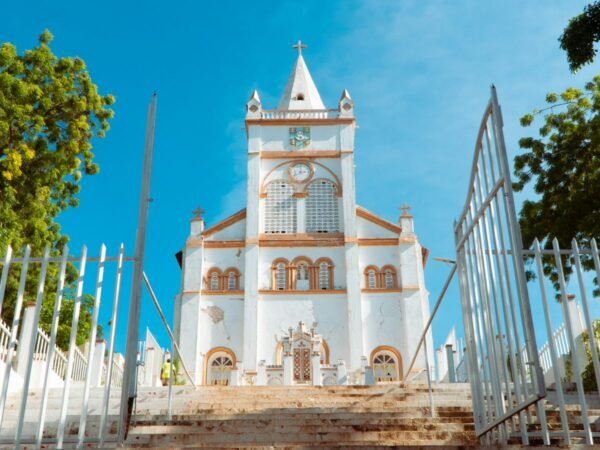 Église blanche entourée d’arbres, Haïti