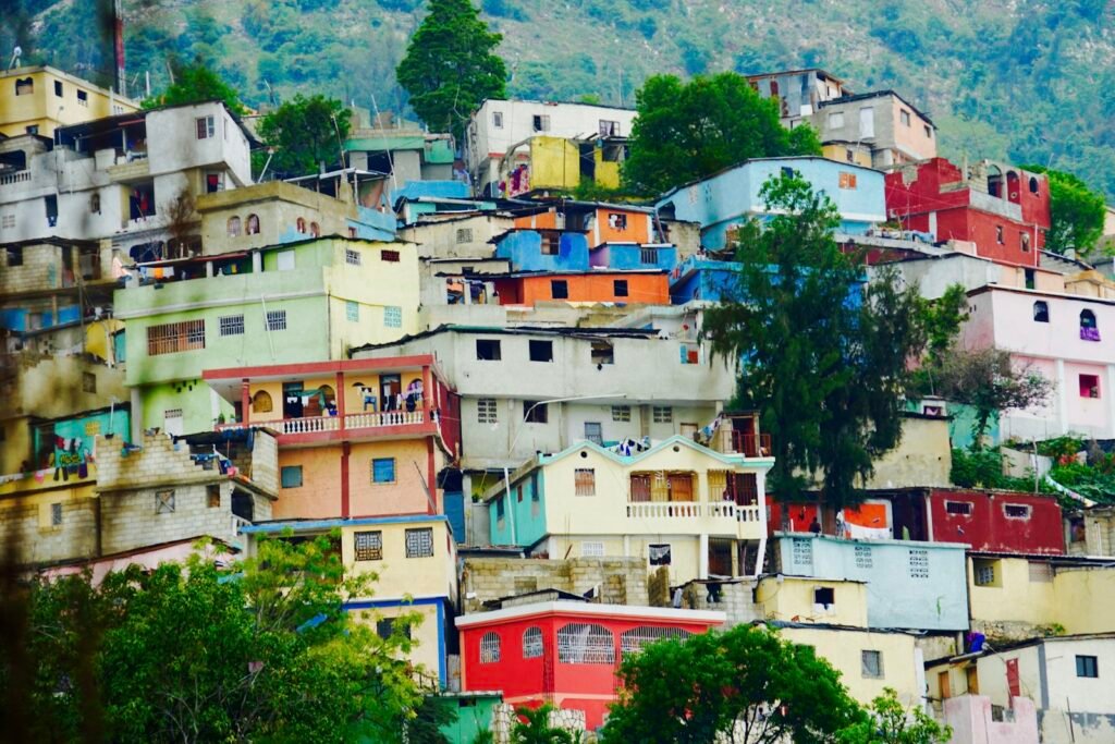 Maisons au milieu des arbres en Haïti