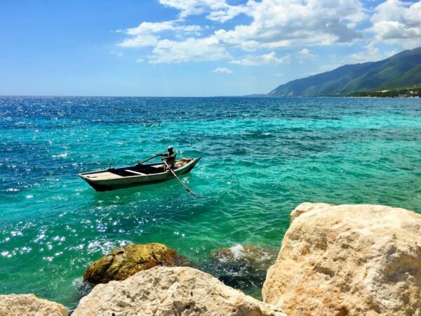 Pêcheur sur un bateau, côte haïtienne