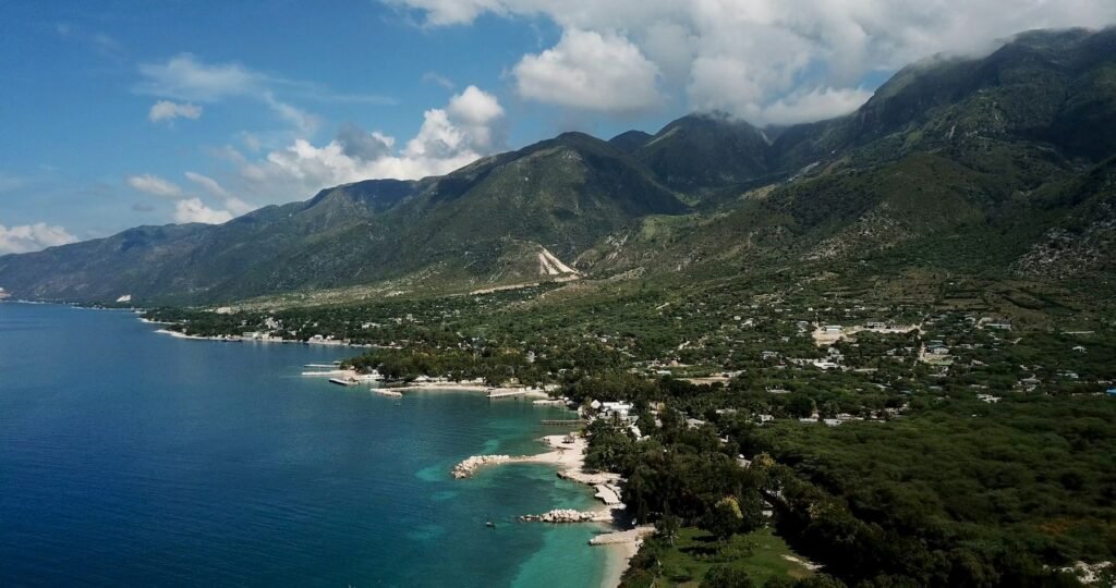Ville au pied des montagnes, au bord de la mer, en Haïti