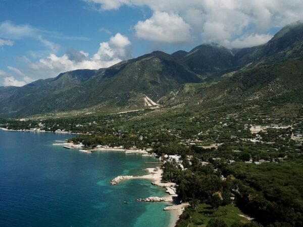 Ville au pied des montagnes, au bord de la mer, en Haïti