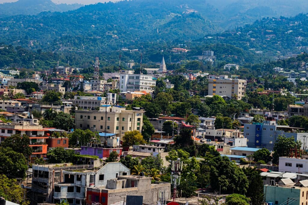Vue aérienne d’une ville haïtienne