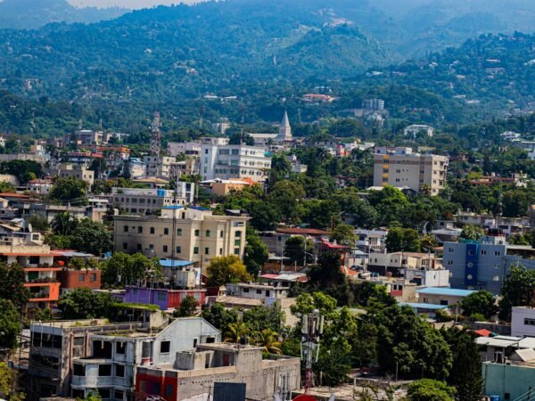 Vue aérienne d’une ville haïtienne
