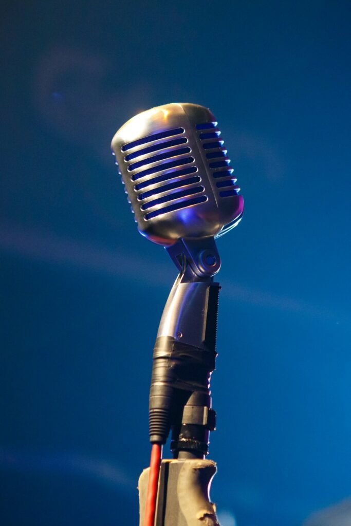 Microphone de radio vintage sur fond bleu